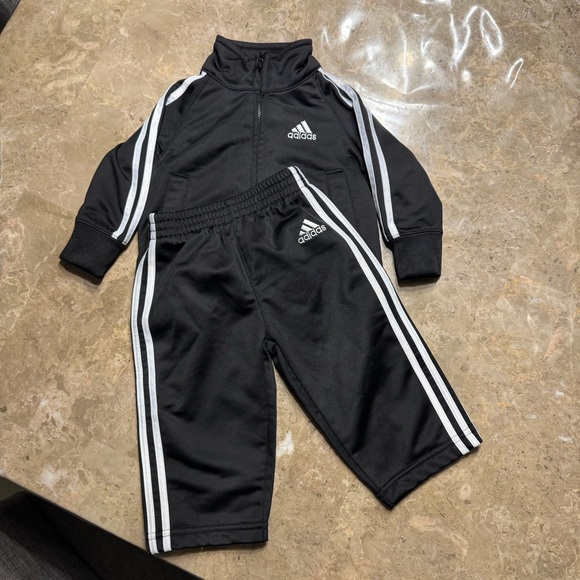 Adidas Unisex baby active track set
Size 6 months - Picture 2 of 5